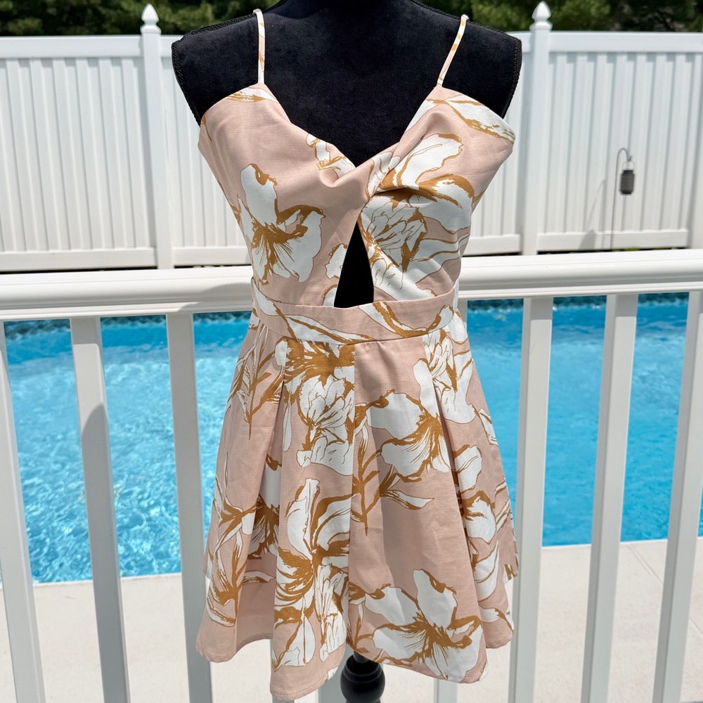 Blithe NWT Floral Keyhole Cutout Spaghetti Strap Romper Size Large